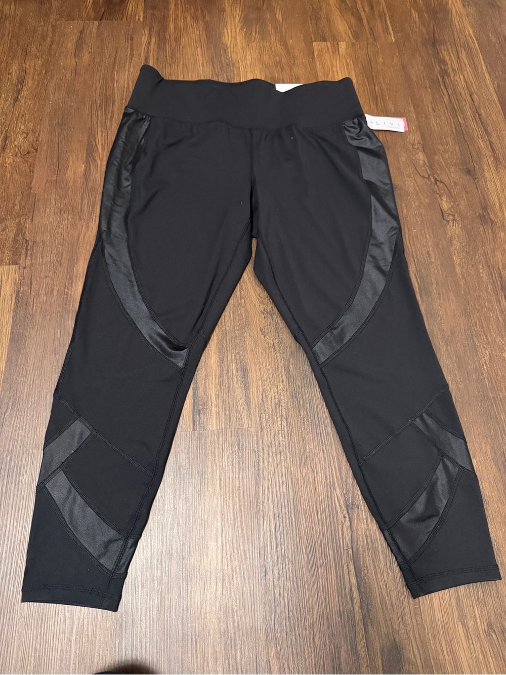 NWT Livi Active Yoga Outdoor Hike Athleisure Wear Black Leggings Size 18/20